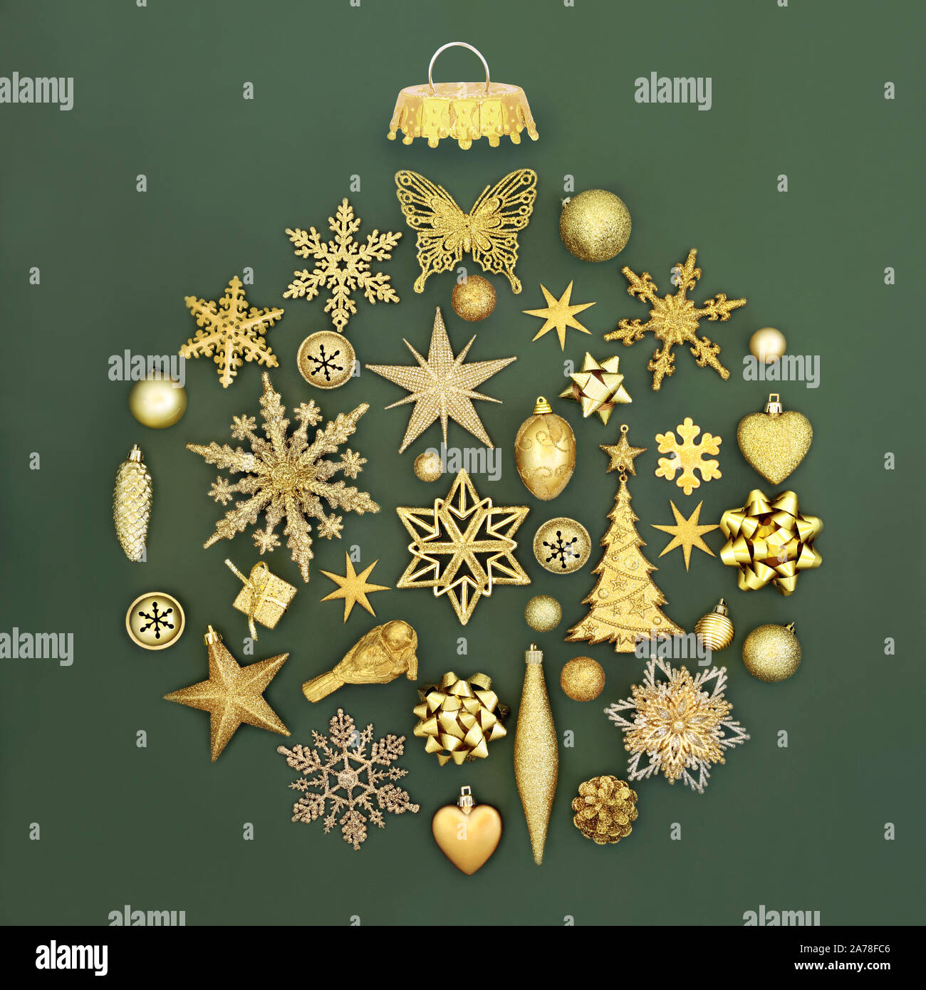 Décorations de Noël en or dans un ornement babiole abstraite sur fond vert. Symboles traditionnels pour les fêtes. Banque D'Images