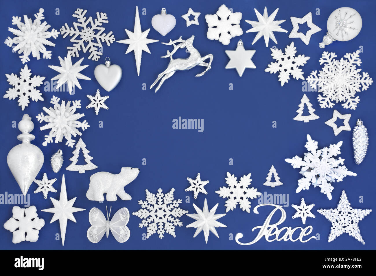 Signe de paix de Noël avec des décorations de l'arbre de Noël et formant un résumé contexte le bleu. Symboles traditionnels pour les fêtes. Banque D'Images