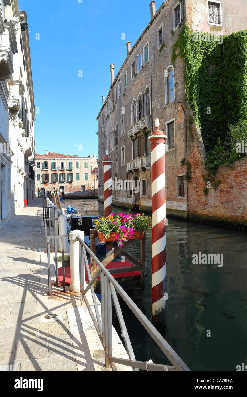 Venise, un canal tranquille avec un quai - Italie Banque D'Images