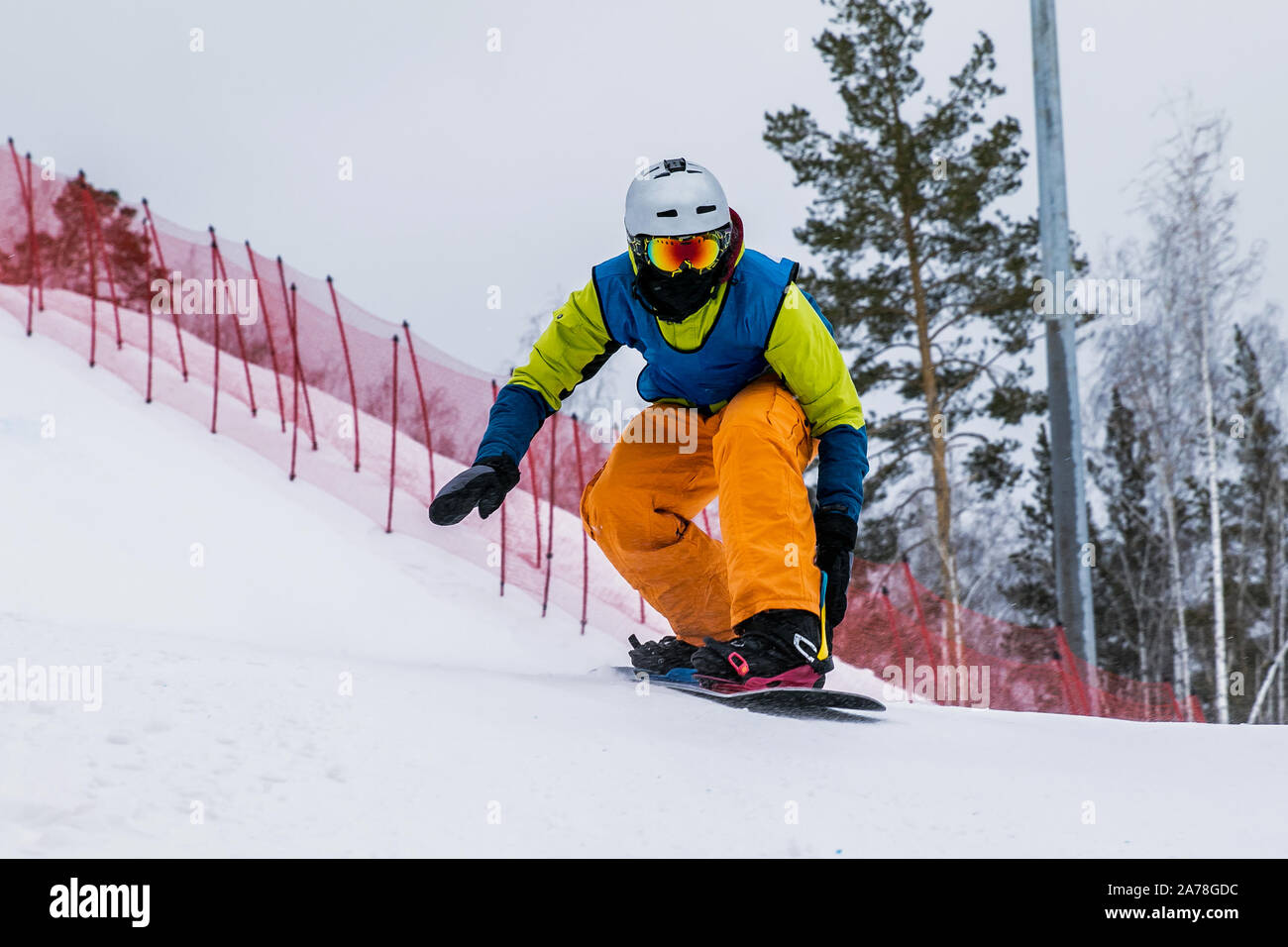 Downhill snowboard athlète une pente couverte de neige Banque D'Images