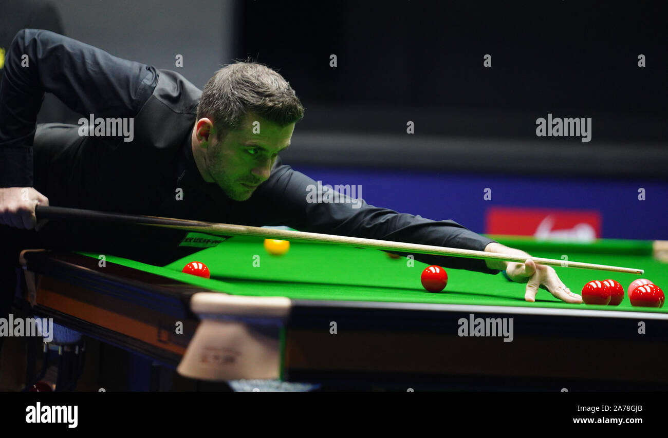 Yushan, province de Jiangxi en Chine. 31 octobre, 2019. Mark Selby, d'Angleterre, fait concurrence au cours de la ronde de 16 match contre son compatriote Stuart Bingham au 2019 World Snooker Ouvrir dans Yushan, la Chine de l'est la province de Jiangxi, le 31 octobre 2019. Credit : Zhou Mi/Xinhua/Alamy Live News Banque D'Images