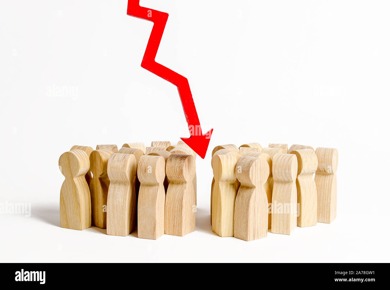 La flèche rouge de la société se divise en deux moitiés. La division du groupe en factions belligérantes, l'intervention extérieure et de l'information, de la propagande de guerre. Banque D'Images