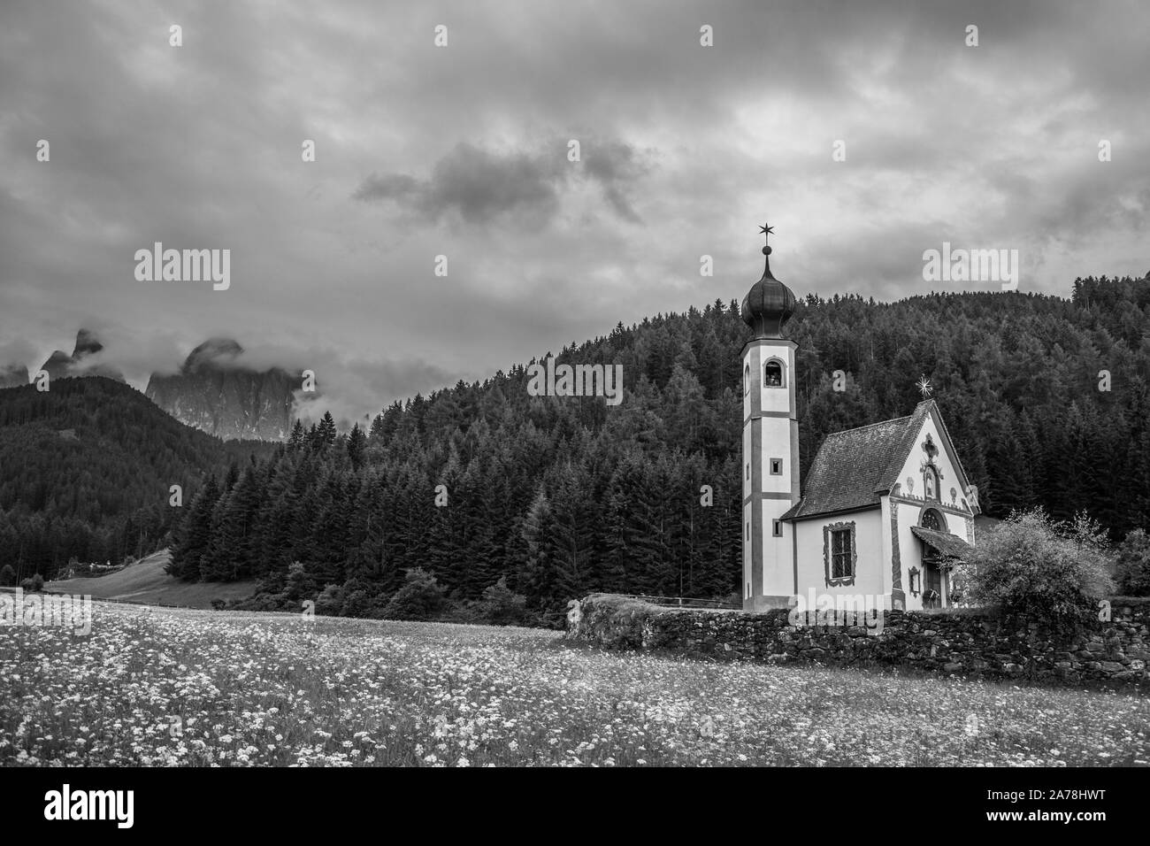 Dolomites, Italie - Juillet 2019 : Green vallée alpine avec vue sur Santa Maddalena l'église du village, Val di Funes, Montagnes, Dolomiti Banque D'Images