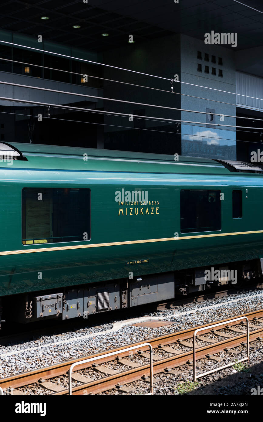 Japon / Kyoto : Septembre 2019 : Le Twilight Express Mizukaze à la gare principale de Kyoto. Un train-couchettes de conception qui est aussi un hôtel pour un superi Banque D'Images