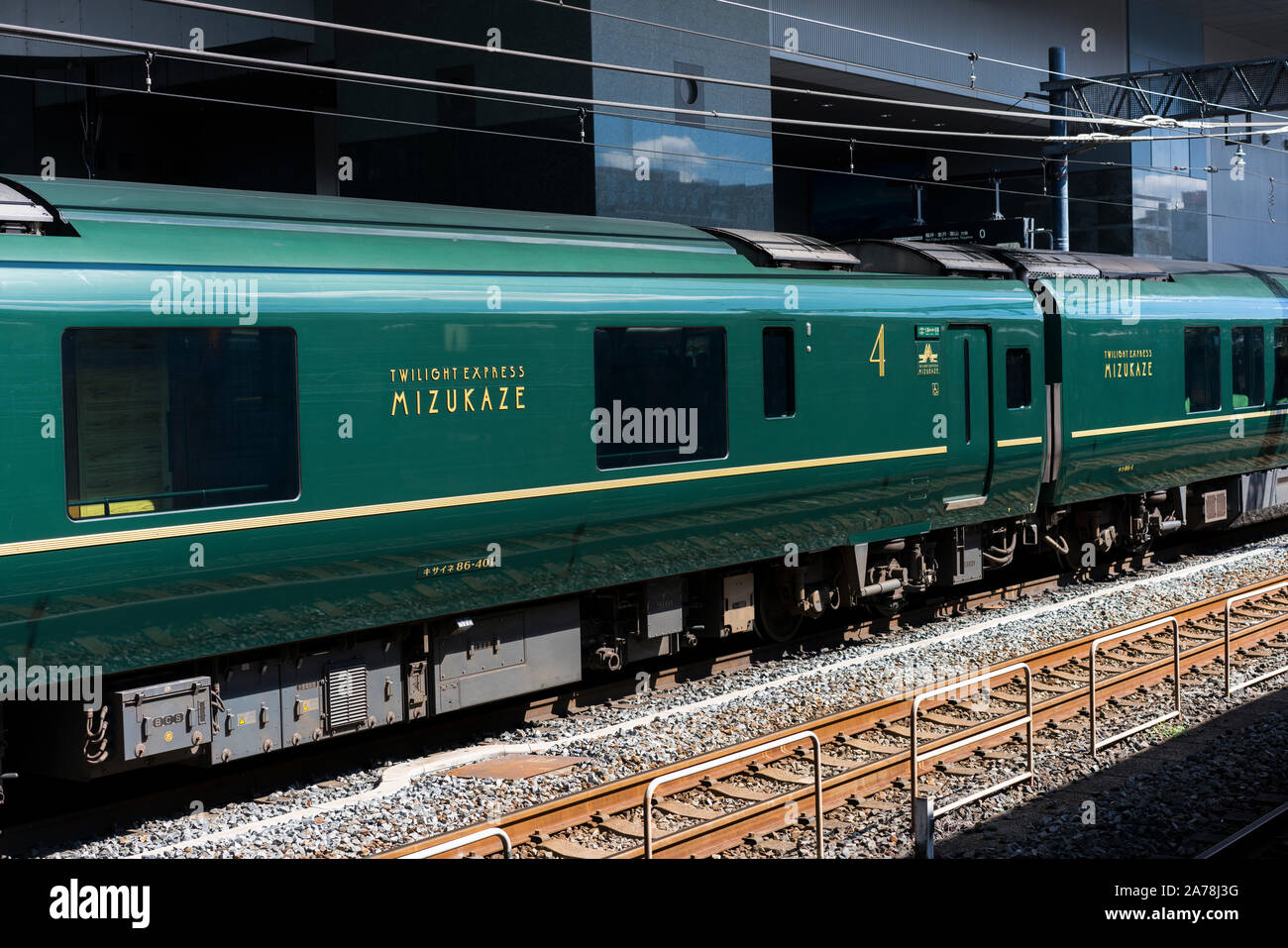 Japon / Kyoto : Septembre 2019 : Le Twilight Express Mizukaze à la gare principale de Kyoto. Un train-couchettes de conception qui est aussi un hôtel pour un superi Banque D'Images