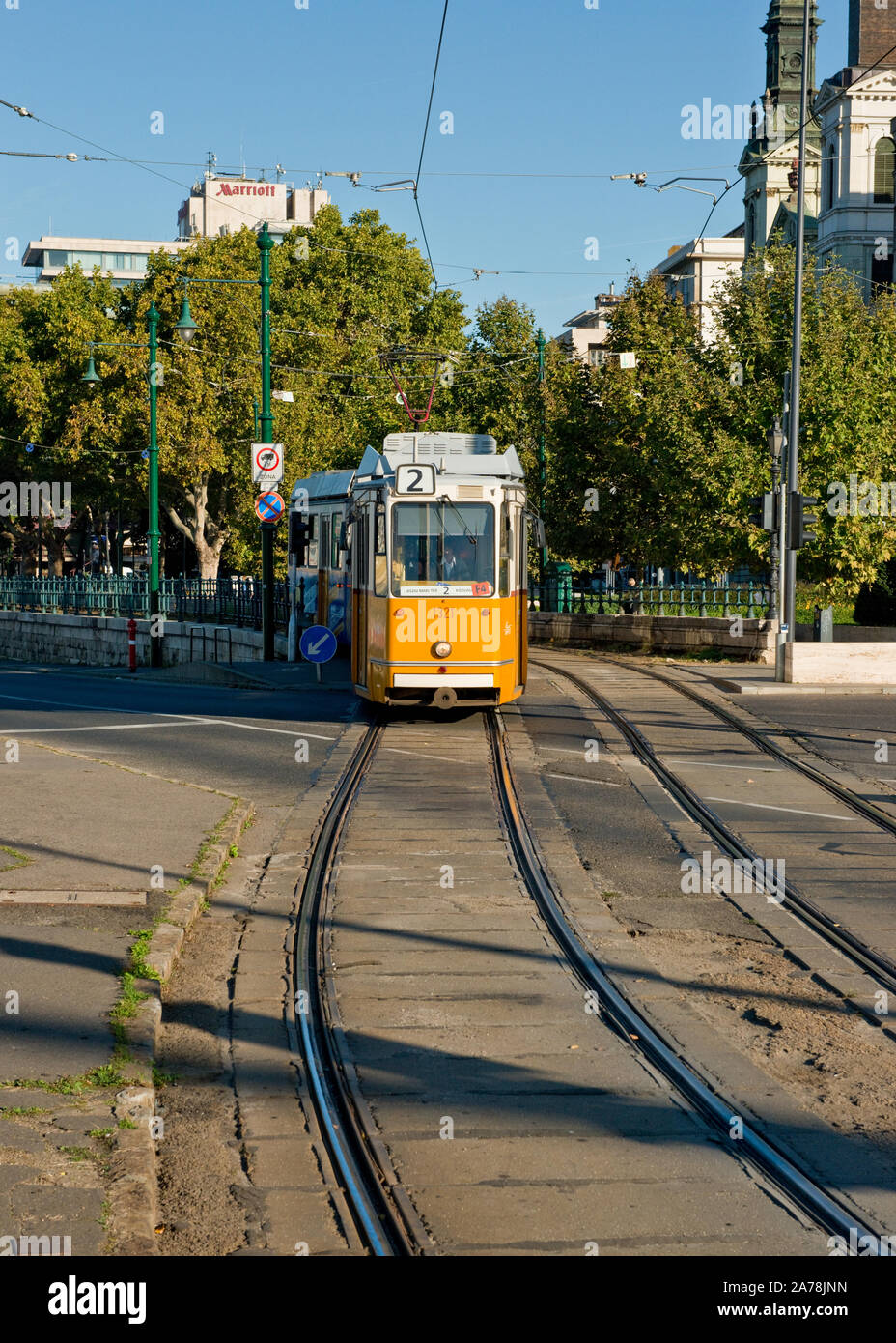Tramway jaune dans le centre de Pest, Budapest. Hongrie Banque D'Images