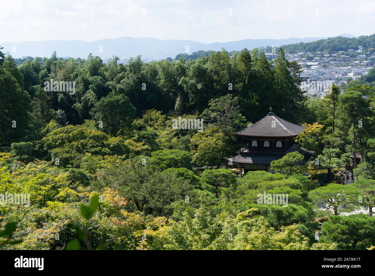 Japon / Kyoto - Septembre 2019 : Aperçu de Kyoto avec le célèbre temple d'argent dans le premier plan entouré de verdure et de forêt. Banque D'Images