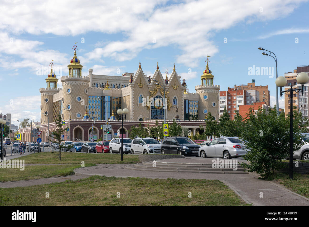 Le théâtre de marionnettes, Ekiyat Kazan vue latérale sur une claire journée d'été. Parking en face du théâtre est rempli de voitures. KAZAN, RUSSIE - Juillet 08, 2016 Banque D'Images