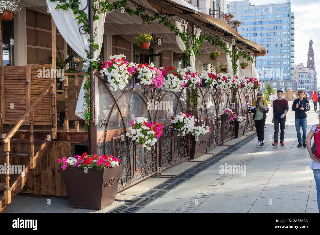 Summer street cafe décorées de fleurs. KAZAN, RUSSIE - Juillet 08, 2016 Banque D'Images