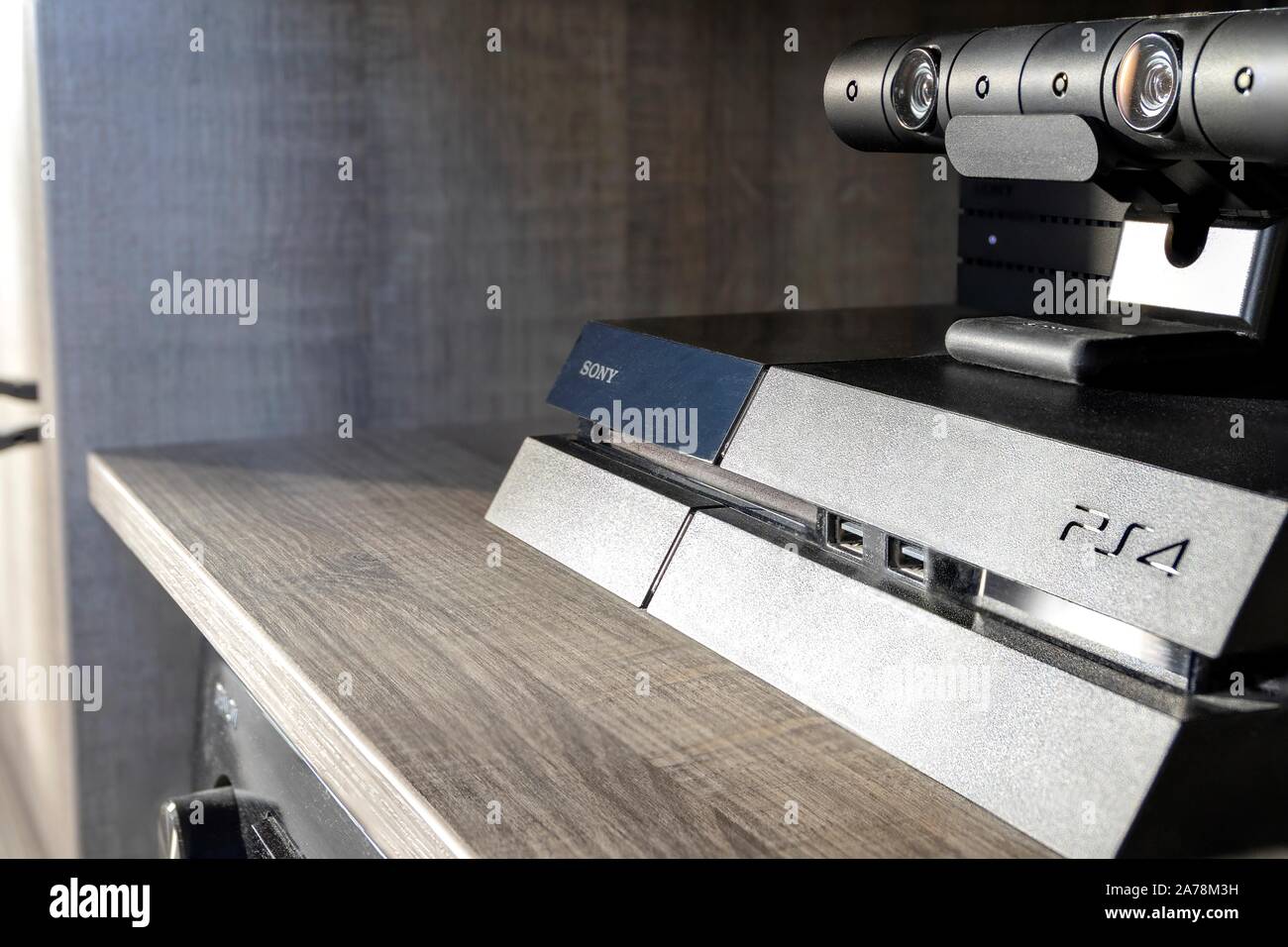 Brecht, Belgique - 31 octobre 2019 : un portrait épique d'une Playstation Sony Playstation 4 console avec un appareil photo sur l'intérieur d'un placard dans un coin Banque D'Images