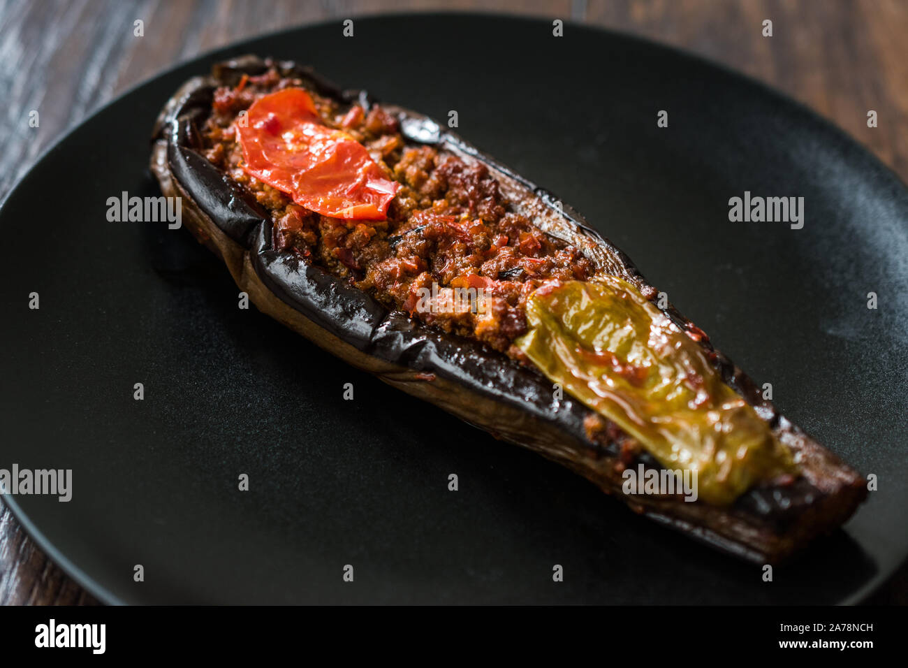 - Karniyarik, Aubergines Aubergines farcies avec du boeuf haché et de légumes cuits au four avec la sauce tomate. Aliments biologiques traditionnelles. Banque D'Images