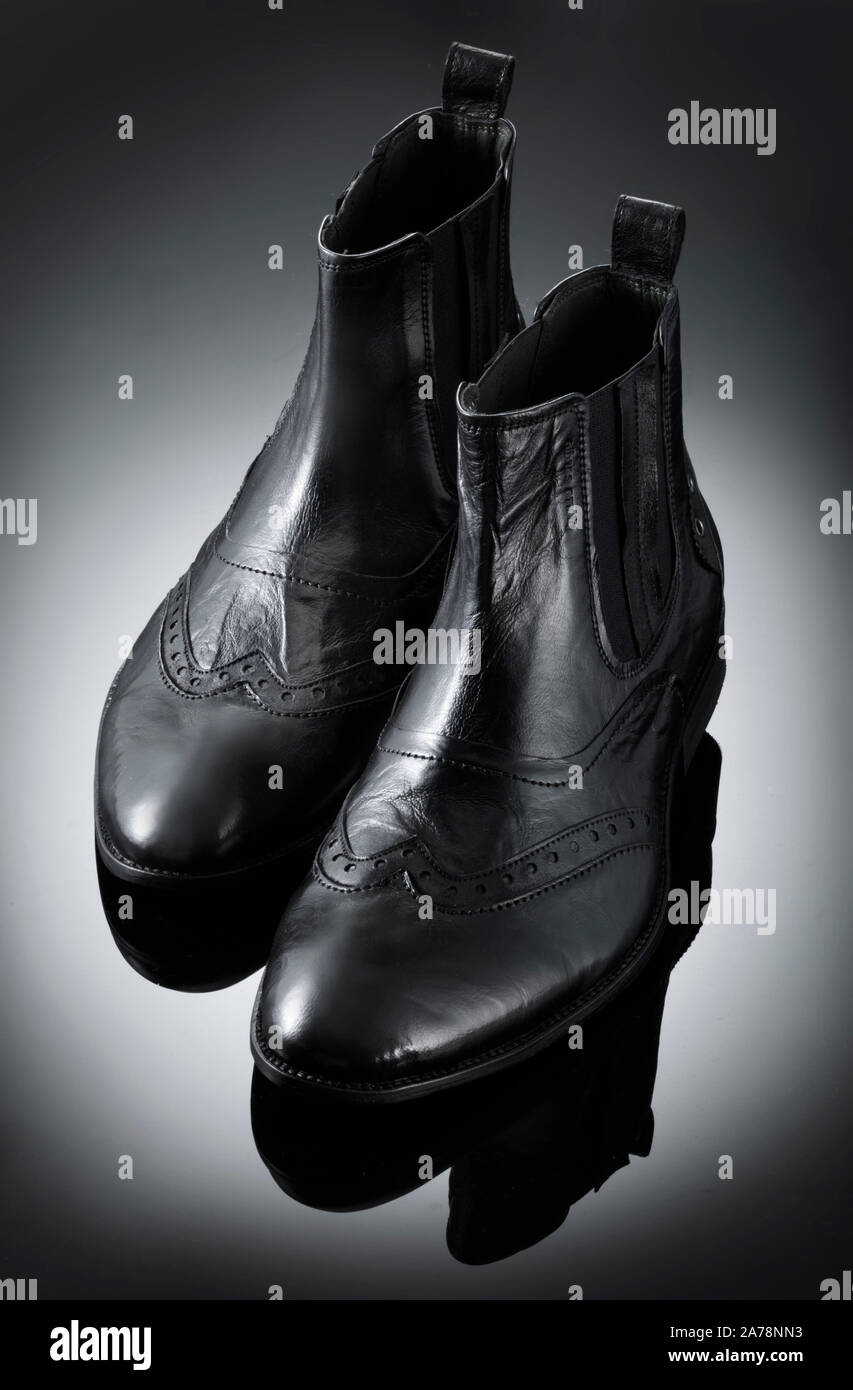 Chaussures noires sur un sol noir Banque D'Images