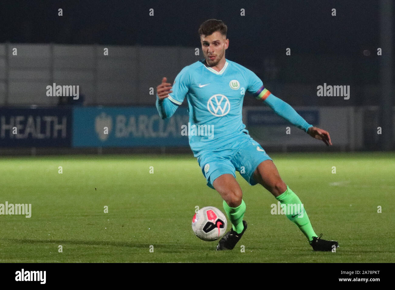 DAGENHAM, en Angleterre. 30 OCTOBRE : Jannis Heuer de Wolfsburg II avec la balle lors de la Coupe Internationale de Premier League entre West Ham United et V Banque D'Images