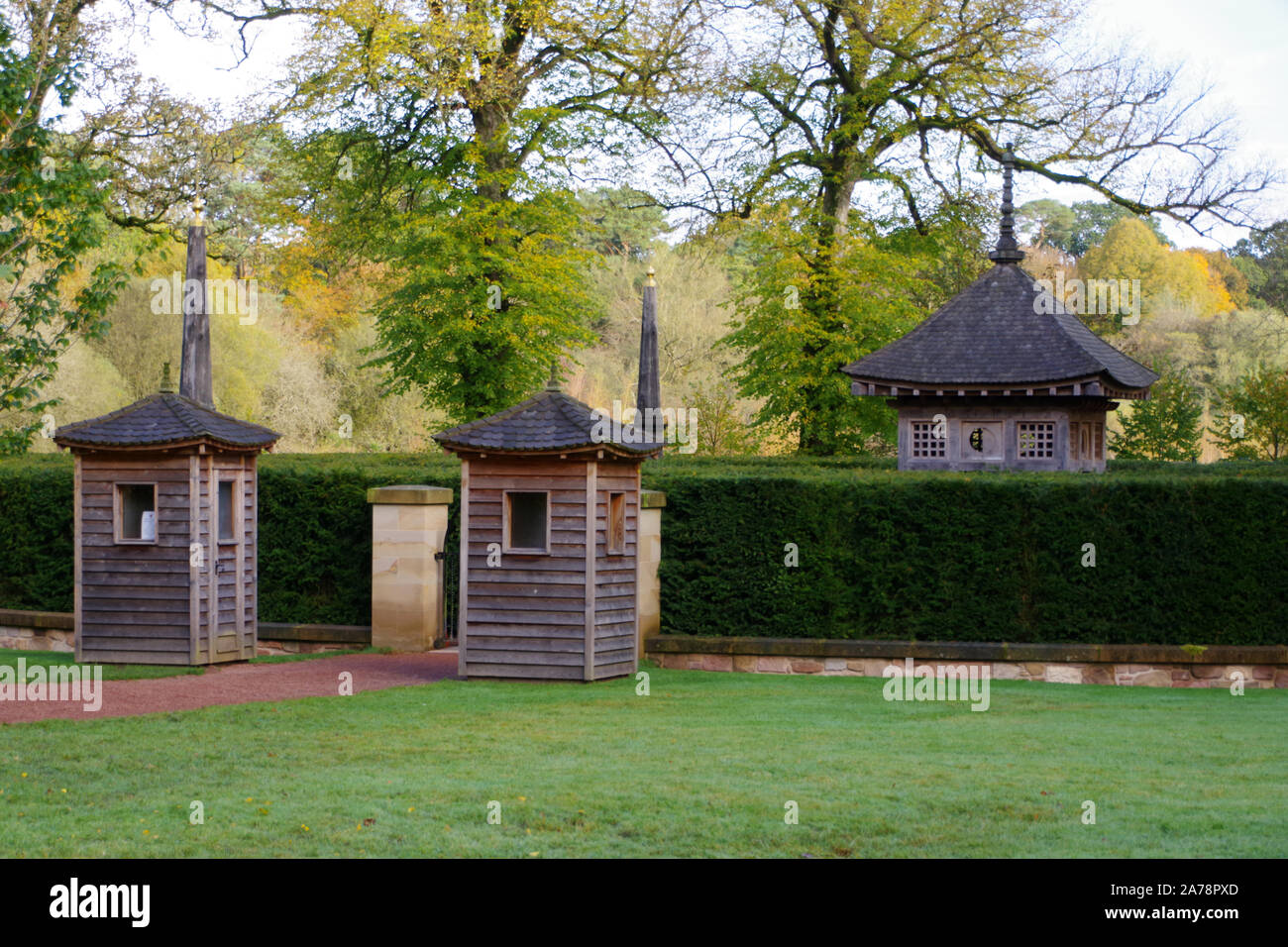 Le Labyrinthe dans le parc de Dumfries House dans l'Ayrshire. Le labyrinthe, qui comprend les obélisques et d'une pagode japonaise, a été l'idée de Son Altesse Royale le Prince Charles Banque D'Images