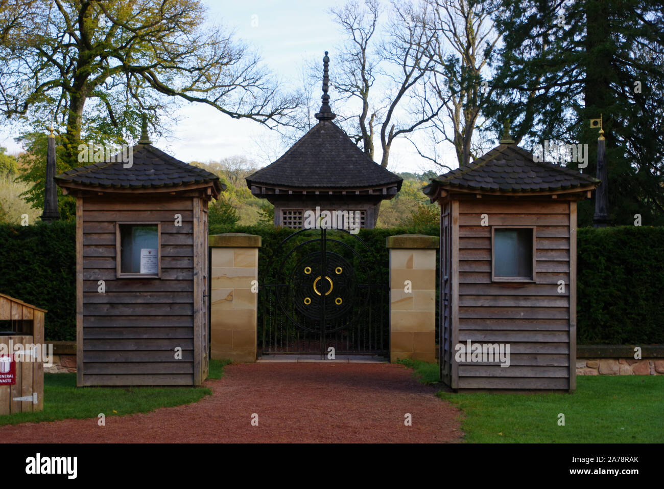 Le Labyrinthe dans le parc de Dumfries House dans l'Ayrshire. Le labyrinthe, qui comprend les obélisques et d'une pagode japonaise, a été l'idée de Son Altesse Royale le Prince Charles Banque D'Images