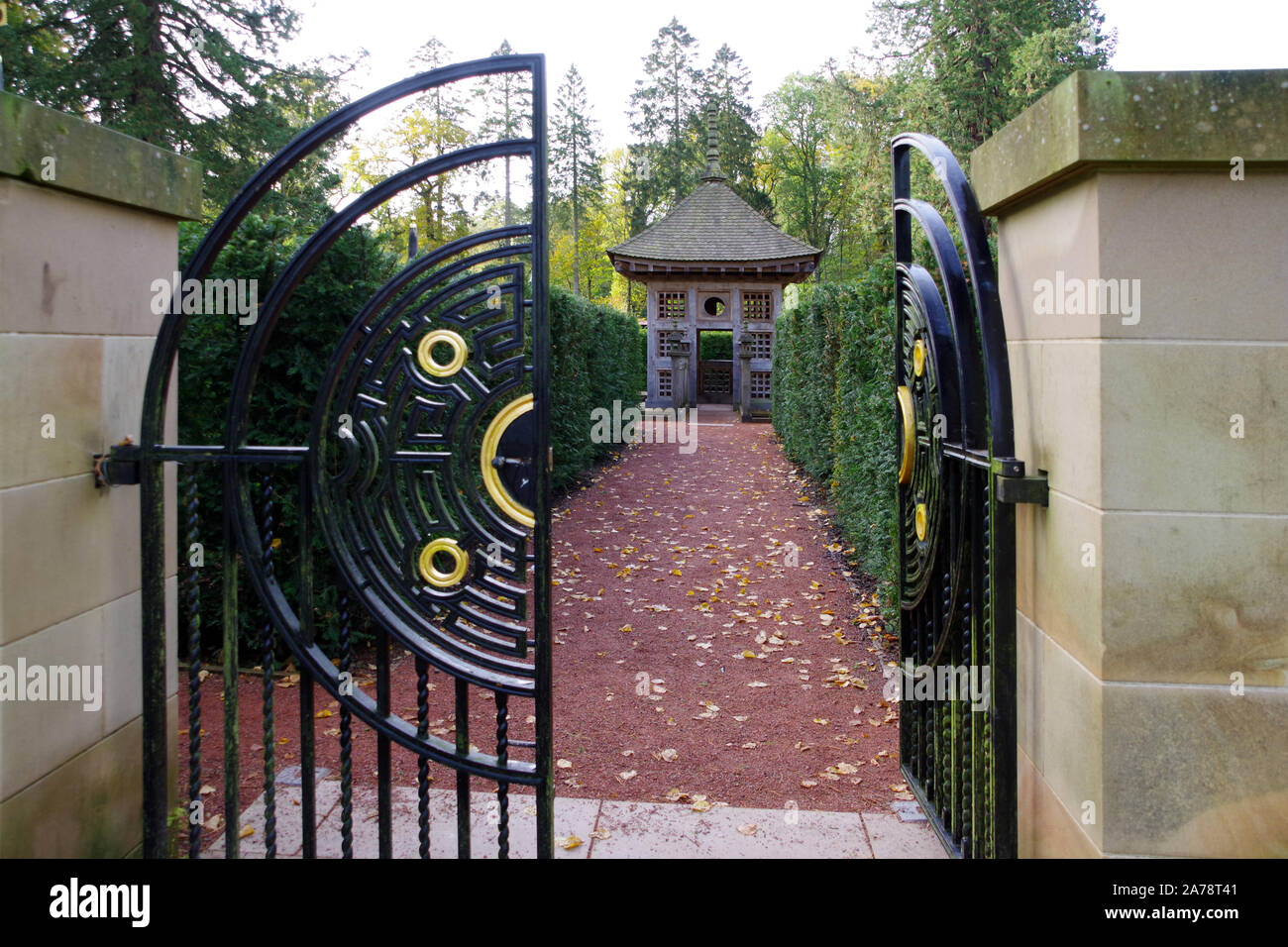 Le Labyrinthe dans le parc de Dumfries House dans l'Ayrshire. Le labyrinthe, qui comprend les obélisques et d'une pagode japonaise, a été l'idée de Son Altesse Royale le Prince Charles Banque D'Images