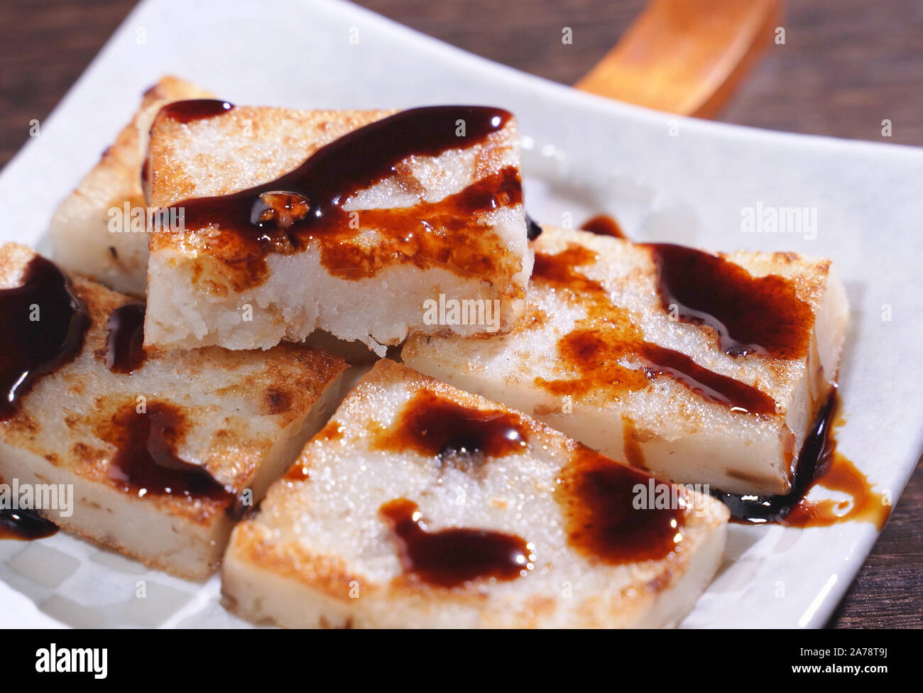 Verser La Sauce De Soja Noire Sur Pret A Manger De Delicieux Gateaux De Navet Radis Chinois Plat Local Traditionnel Gateau Au Restaurant Close Up Copiez L Espace Photo Stock Alamy