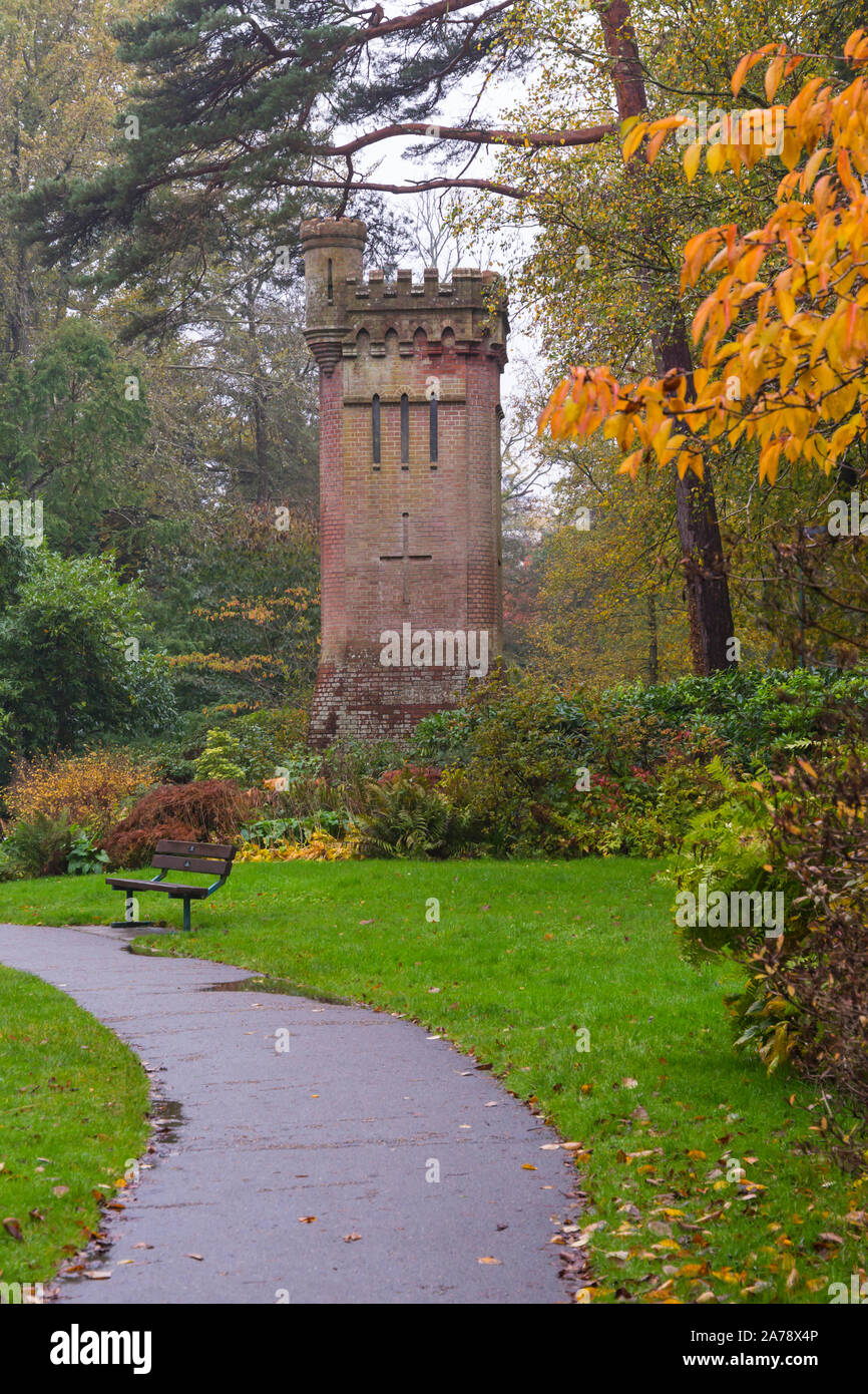 Bournemouth, Dorset UK. 31 octobre 2019. Météo France : de superbes couleurs automnales dans les jardins de Bournemouth s'illumine d'un jour sombre gris style Gothique.Tour de l'eau dans la partie supérieure des jardins. Credit : Carolyn Jenkins/Alamy Live News Banque D'Images