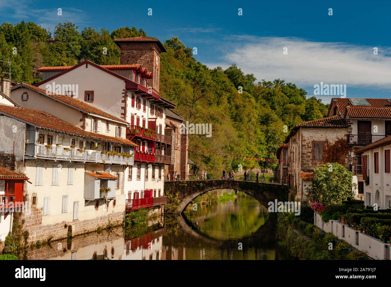 Maisons médiévales bordent la Nive de Béhérobie à Saint-Jean-Pied-de-Port, l'un des plus jolis villages de France Banque D'Images