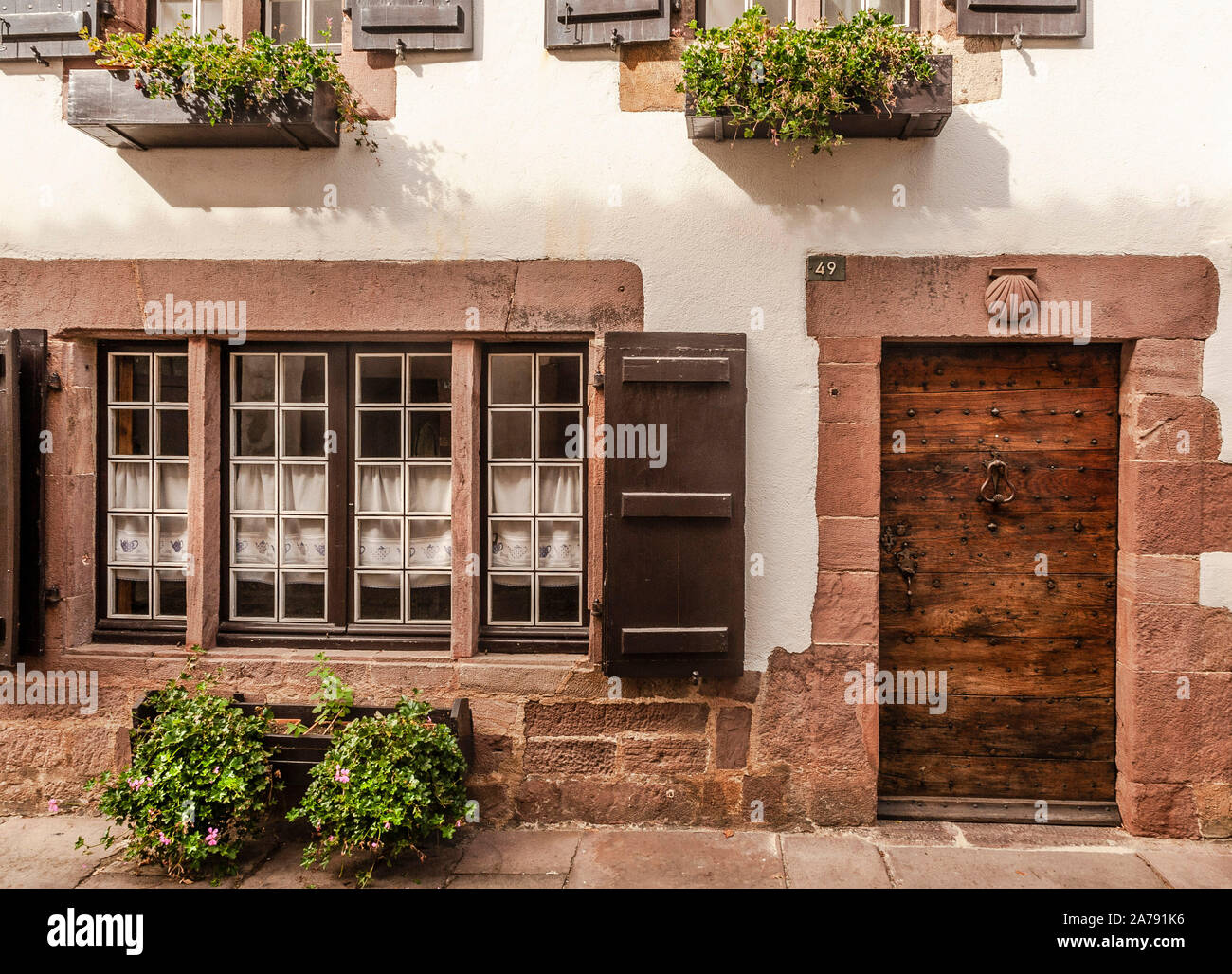 Maison basque typique bordant le chemin de Jacob français à Saint-Jean-Pied-de-Port, Pays Basque, France Banque D'Images