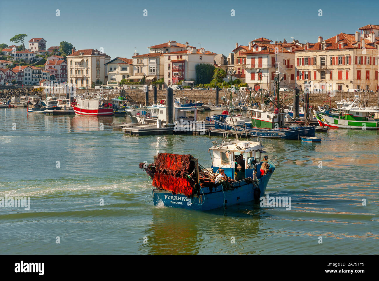 Chalutier de thon de partir à la pêche dans le port français de Sant-Jean-de-Luz, sur la Côte Basque. Banque D'Images