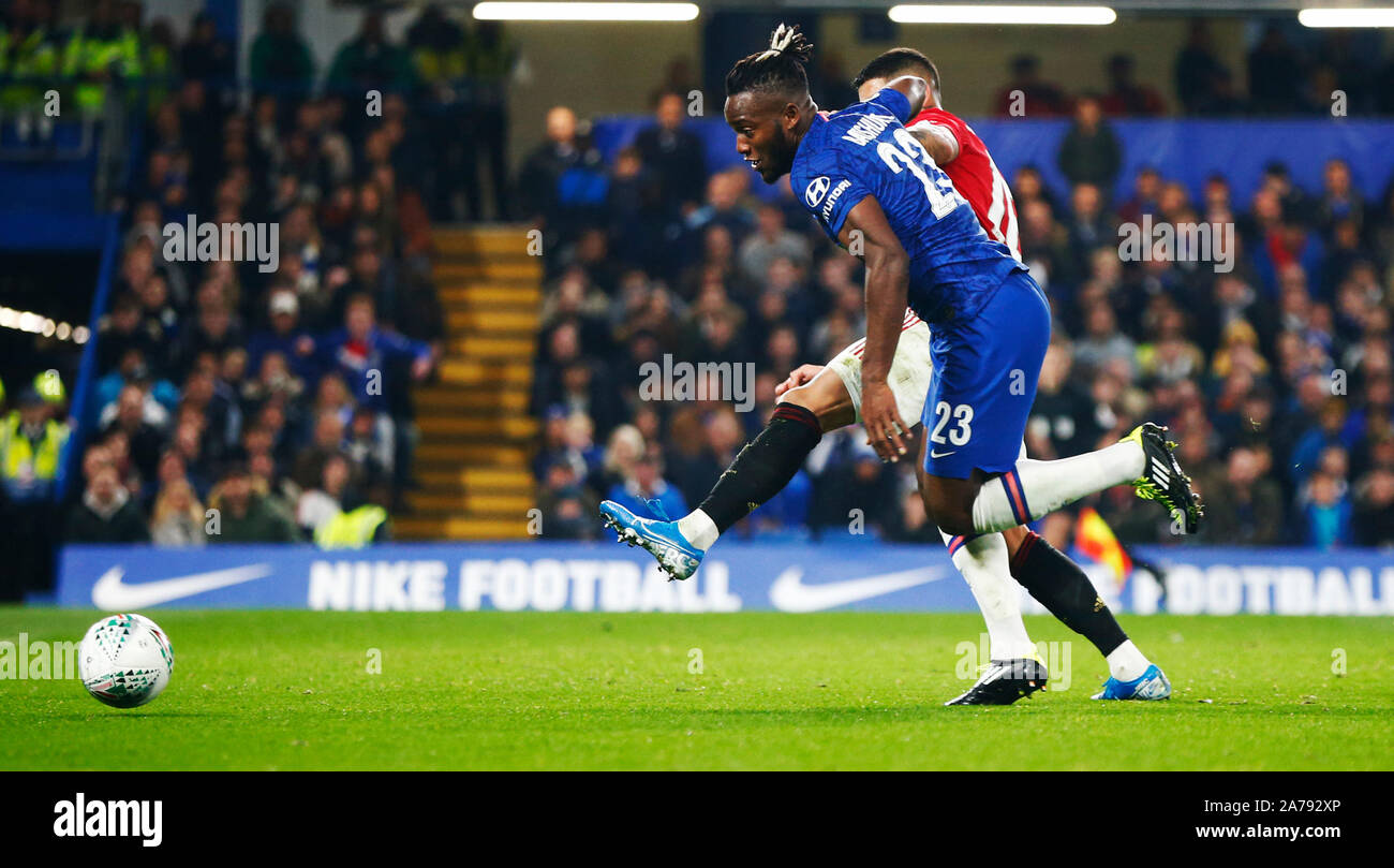 Londres, Royaume-Uni. 30 octobre du Chelsea Batshuayi Michy pendant Carabao Cup quatrième round entre Chelsea et Manchester United à Stanford Bridge Banque D'Images