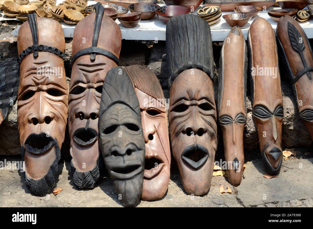 Bois sculpté de cérémonie en bois masques tribaux à la vente à un marché de rue d'Afrique Zimbabwe Banque D'Images