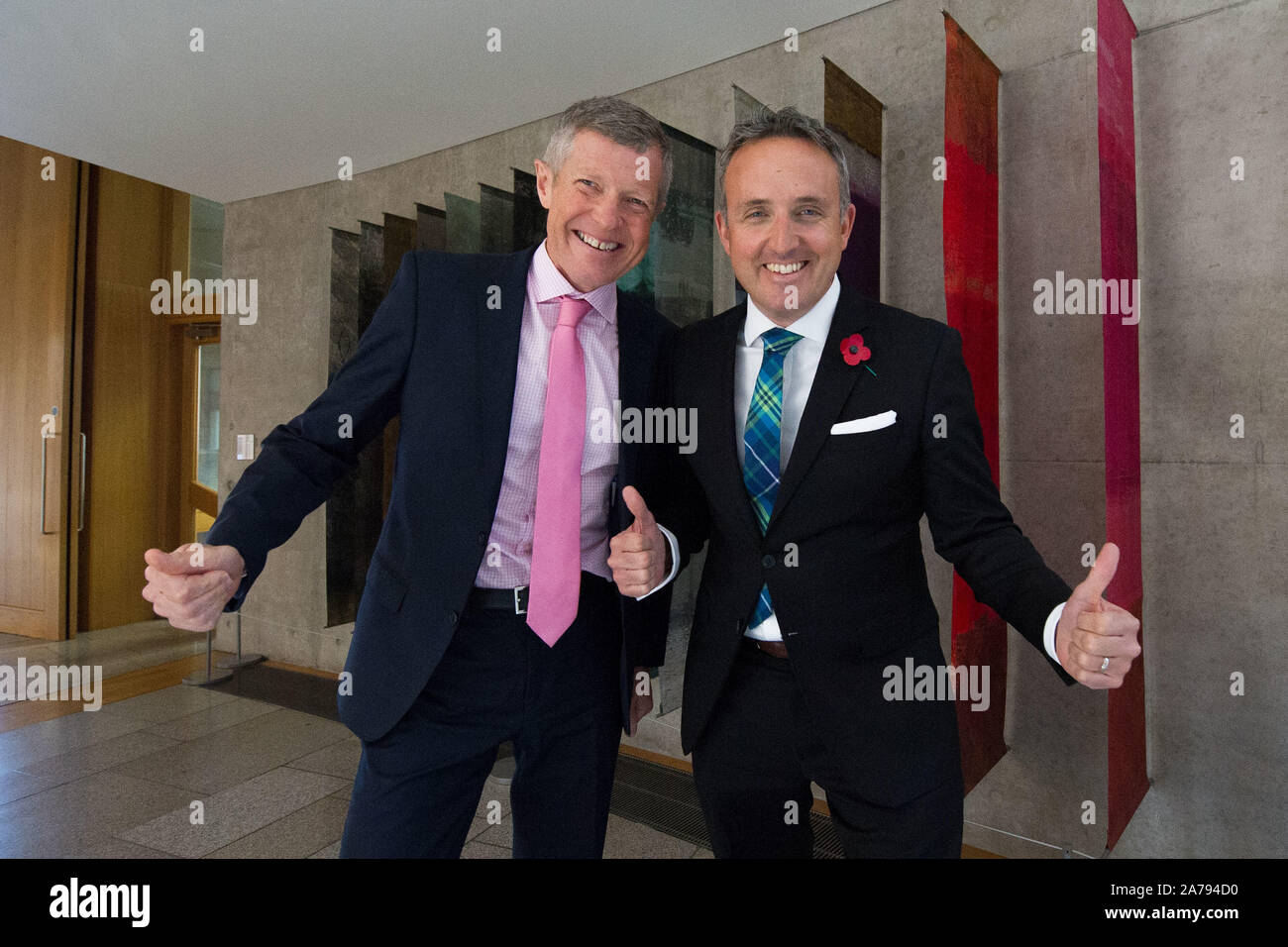 Edinburgh, Royaume-Uni. 31 octobre, 2019. Paris, 31 octobre 2019. Sur la photo : (gauche) Willie Rennie MSP - Leader du Parti Libéral Démocrate écossais ; (droite) Alex Cole-Hamilton MSP. Session hebdomadaire de premier ministres Questions au parlement écossais. Crédit : Colin Fisher/Alamy Live News Banque D'Images