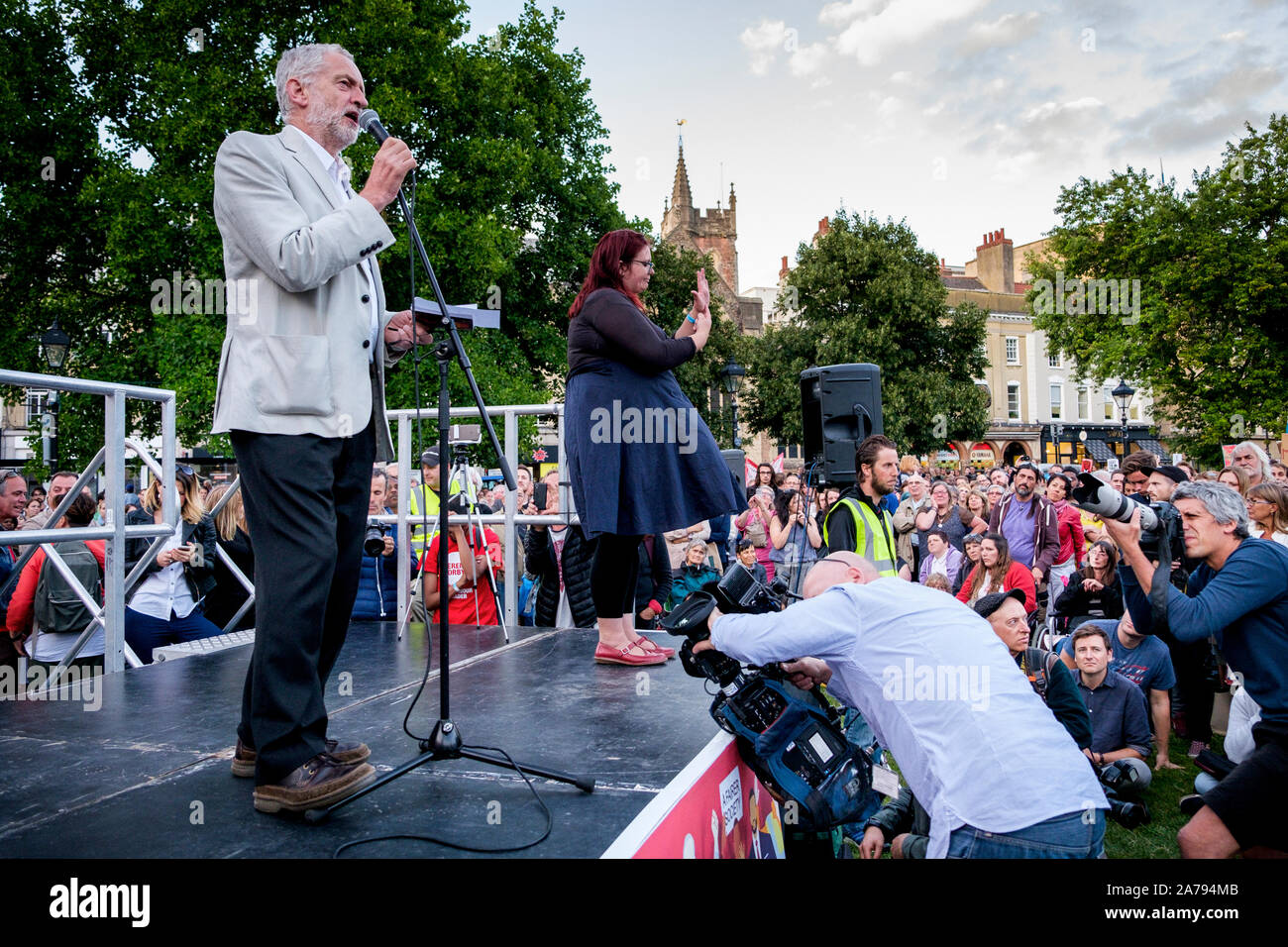 Bristol, UK, 8 août 2016. Jeremy Corbyn MP est représenté par les partisans d'un parlant à un rassemblement à College Green,Bristol. Banque D'Images