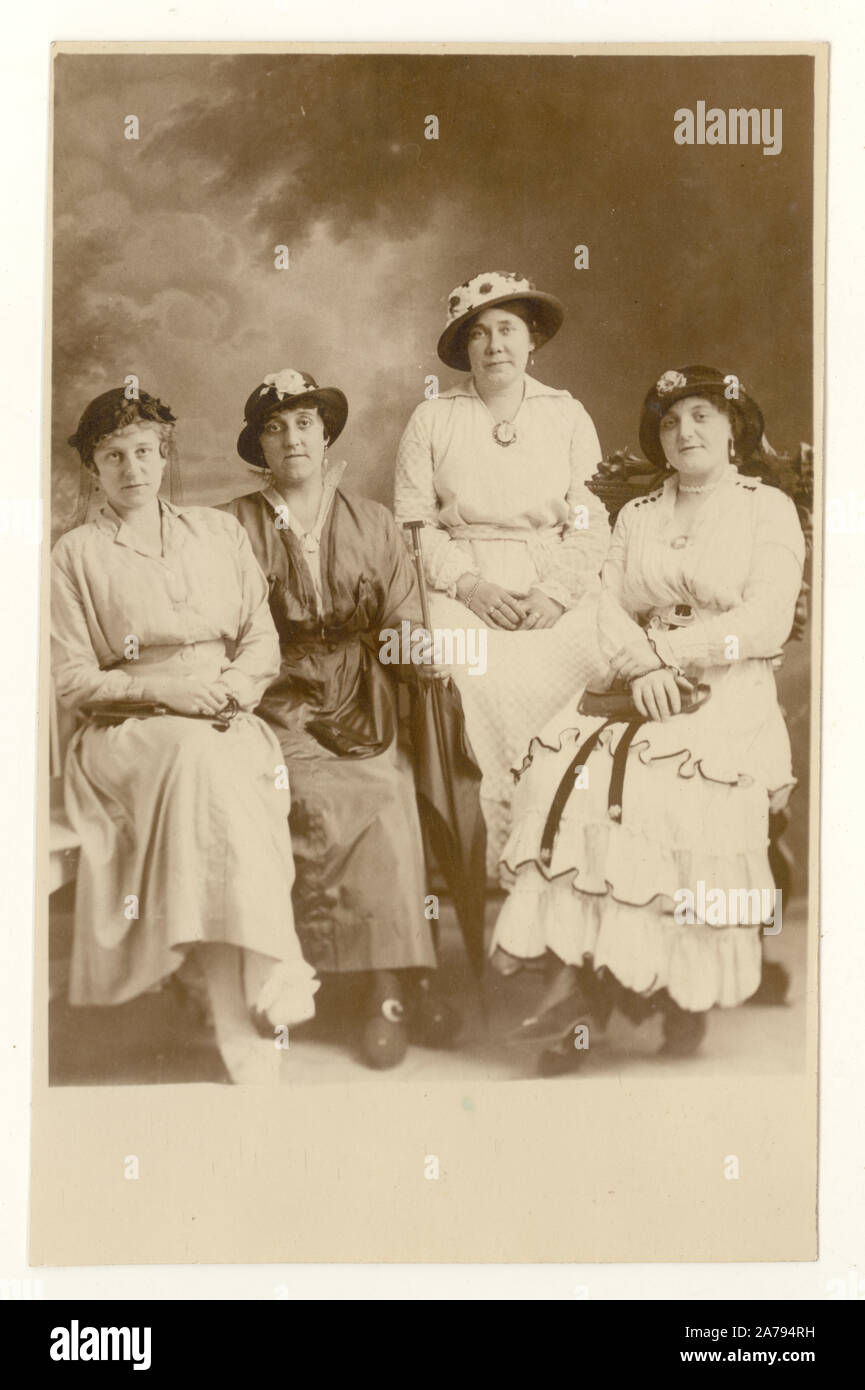 Début des années 1900, époque de la première guerre mondiale carte postale de quatre amis dame porter un chapeau, daté de juillet 1915 sur l'inverse, au Royaume-Uni. Banque D'Images