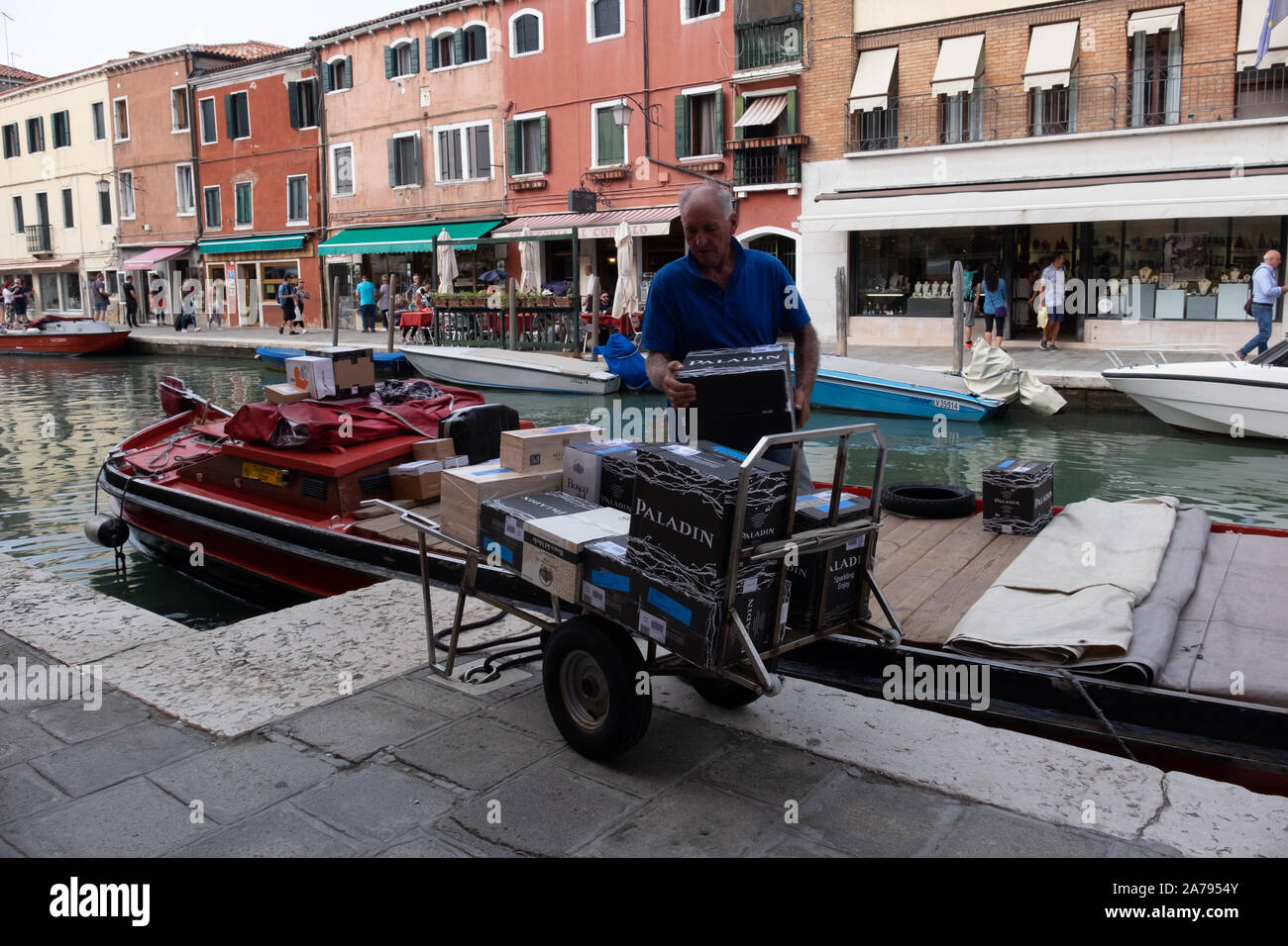 Delivery man with loaded panier à Murano, Venise. Pas de véhicules autorisés, donc tout est livré en main à partir de la barge - peu importe combien lourds et volumineux. Banque D'Images