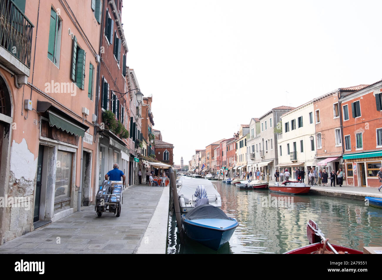 Delivery man with loaded panier à Murano, Venise. Pas de véhicules autorisés, donc tout est livré en main à partir de la barge - peu importe combien lourds et volumineux. Banque D'Images