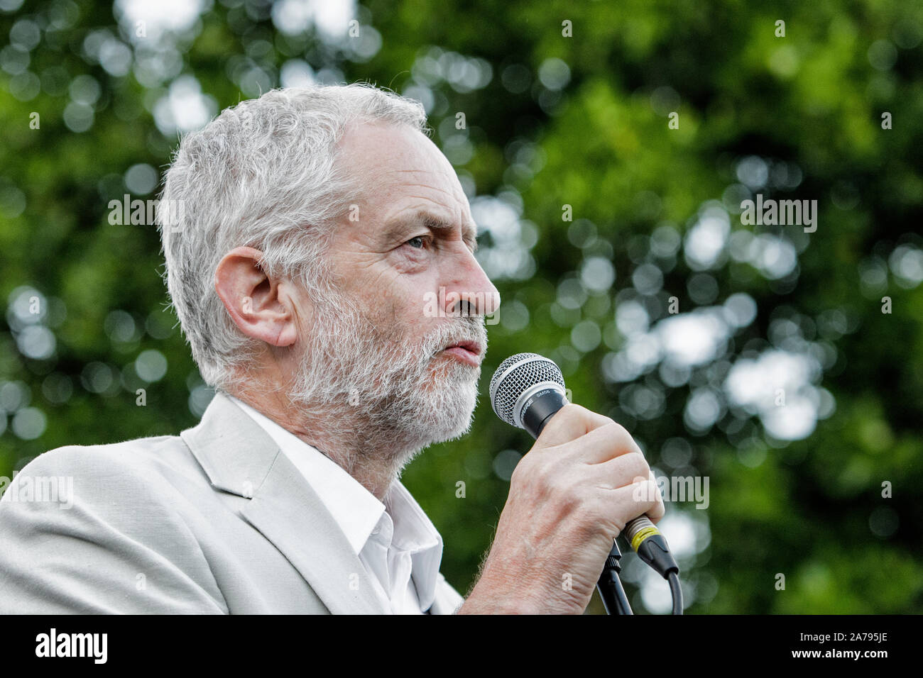 Bristol, UK, 8 août 2016. Jeremy Corbyn MP est représenté par les partisans d'un parlant à un rassemblement à College Green,Bristol. Banque D'Images