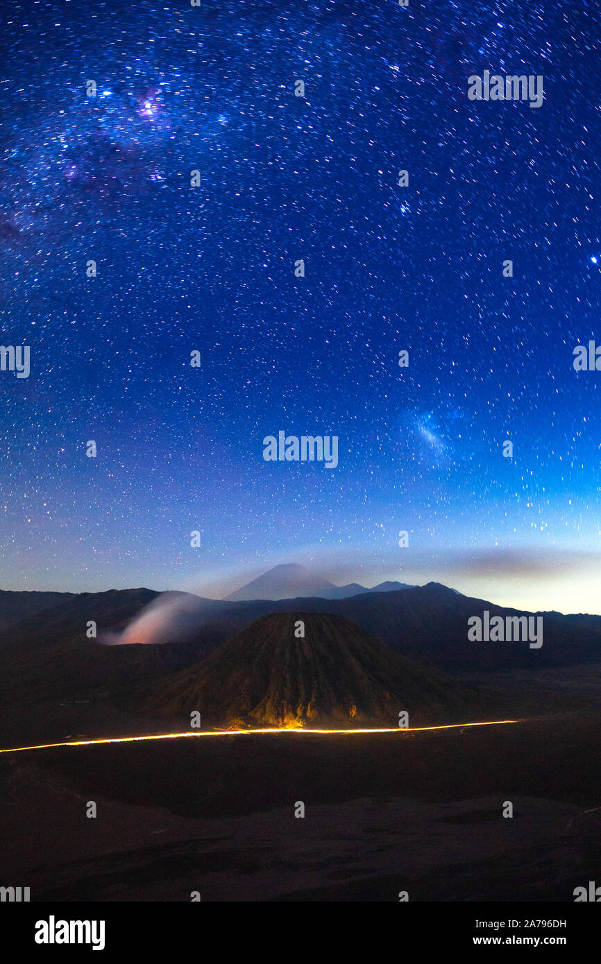 Ciel de nuit avec les étoiles et la Voie Lactée sur le volcan Bromo, Java, Indonésie Banque D'Images