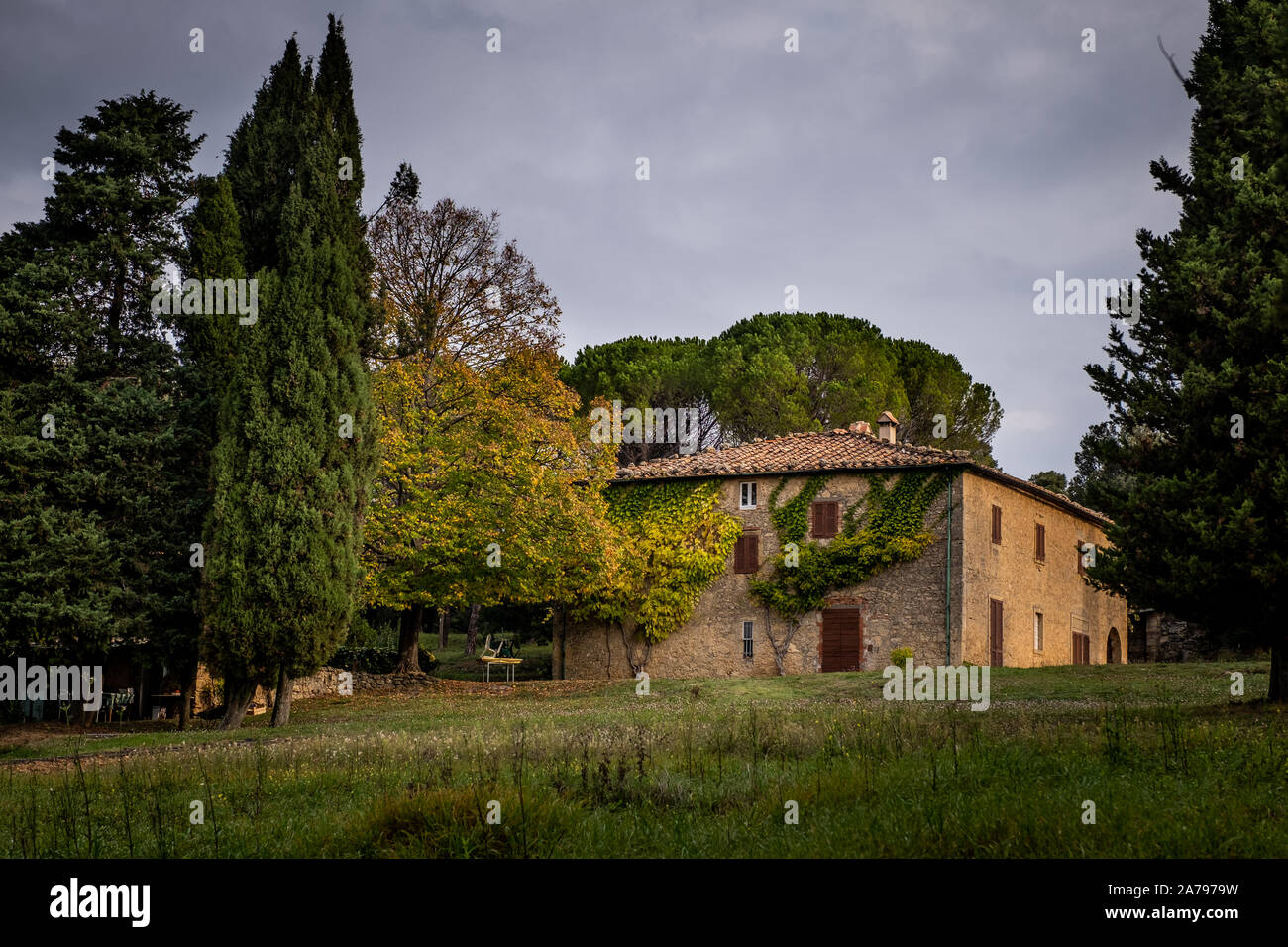 Trekking à travers les collines autour de la municipalité de Volterra dans la province de Pise, Toscane, Italie. Ferme dans la campagne Toscane Banque D'Images