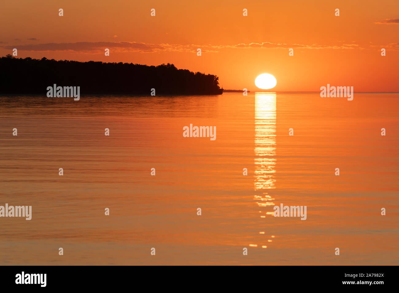 Le coucher du soleil, le lac Supérieur, Point de carrière, aile gauche, Automne, Wisconsin, Etats-Unis, par Dominique Braud/Dembinsky Assoc Photo Banque D'Images