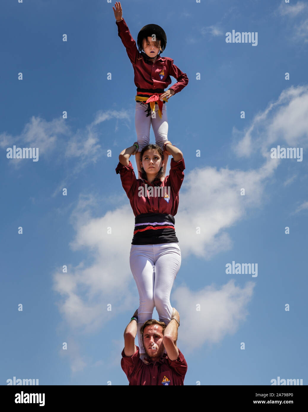 Castellers, les gens qui construisent un castell espagnol traditionnel ou une tour humaine à un festival à Barcelone, Catalogne, Espagne Banque D'Images