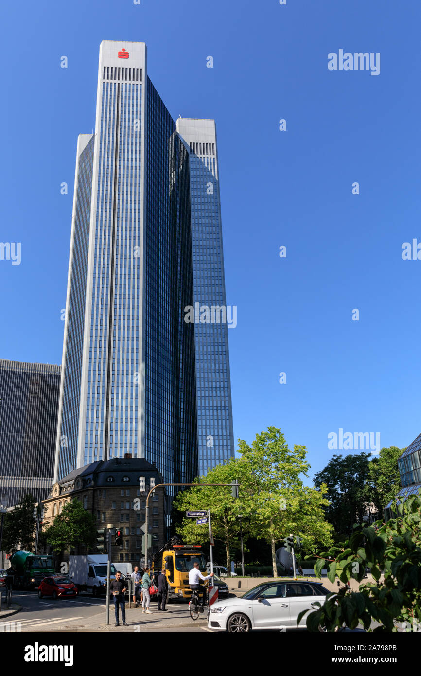 Trianon tour avec le logo de la banque Sparkasse, extérieur Street view avec ciel bleu, Frankfurt am Main, Allemagne Banque D'Images