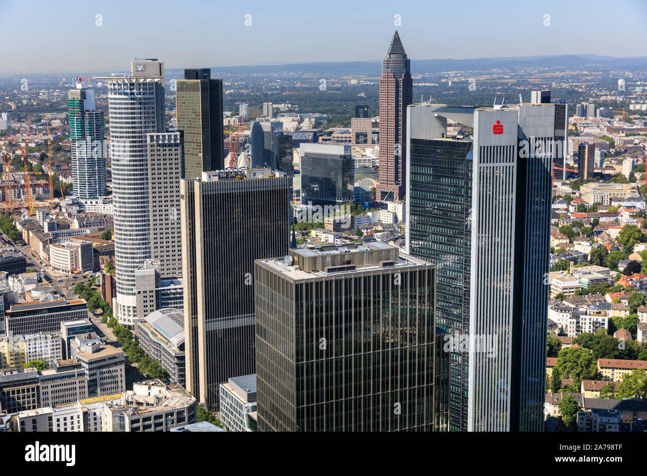 Au-dessus de Francfort, vue panoramique de l'horizon et gratte-ciel du quartier financier de la ville, Frankfurt am Main, Hesse, Allemagne Banque D'Images