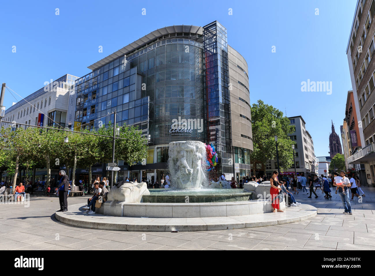 Frankfurter-Figuren-Brunnen ou Brockhaus Brunnen, les gens au niveau de la fontaine, le boulevard commerçant de Zeil et le magasin Eckerle, Francfort-sur-le-main, Allemagne Banque D'Images