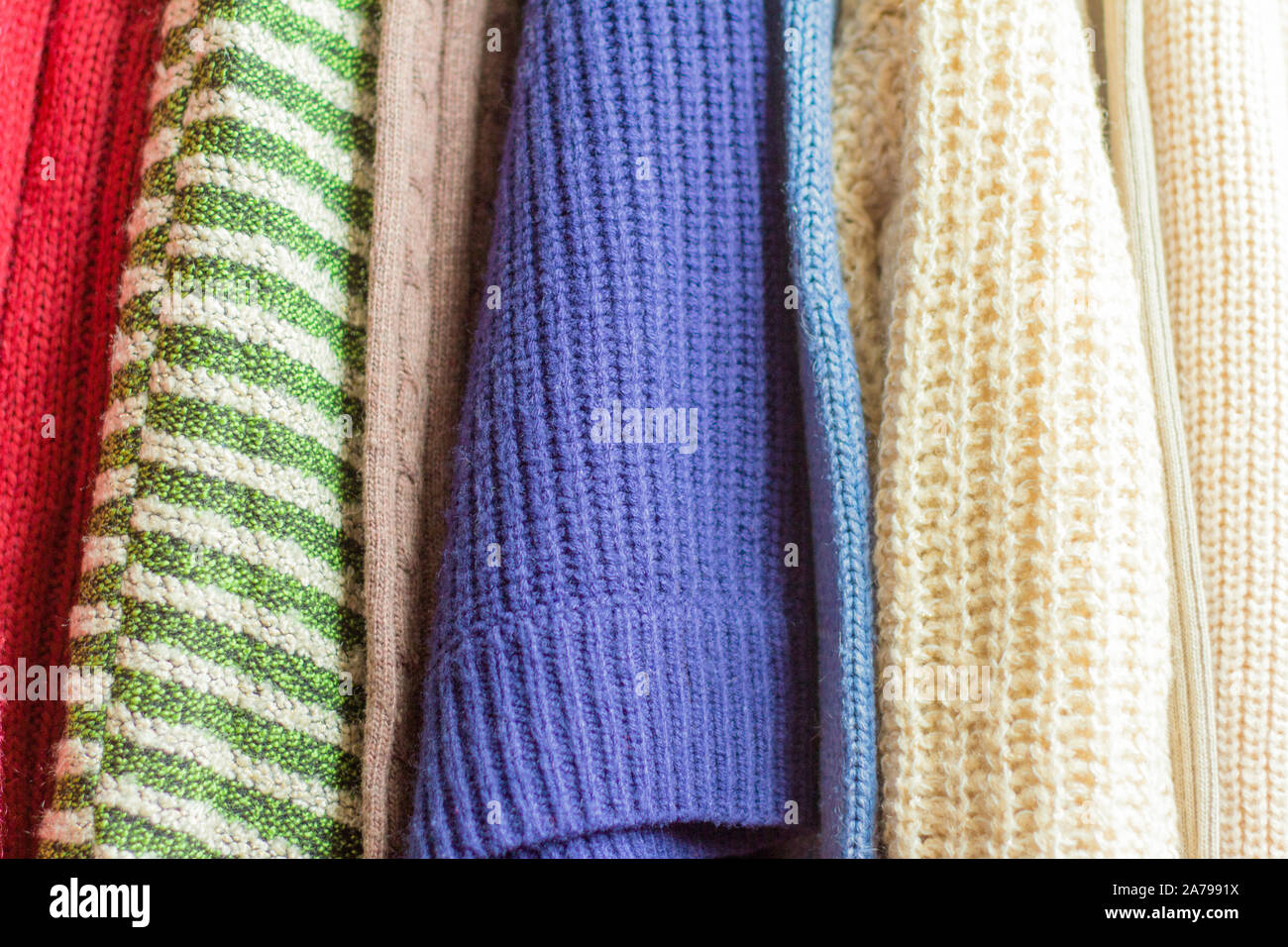 Les choses en tricot chaud, pulls et robes accrocher sur des cintres Banque D'Images