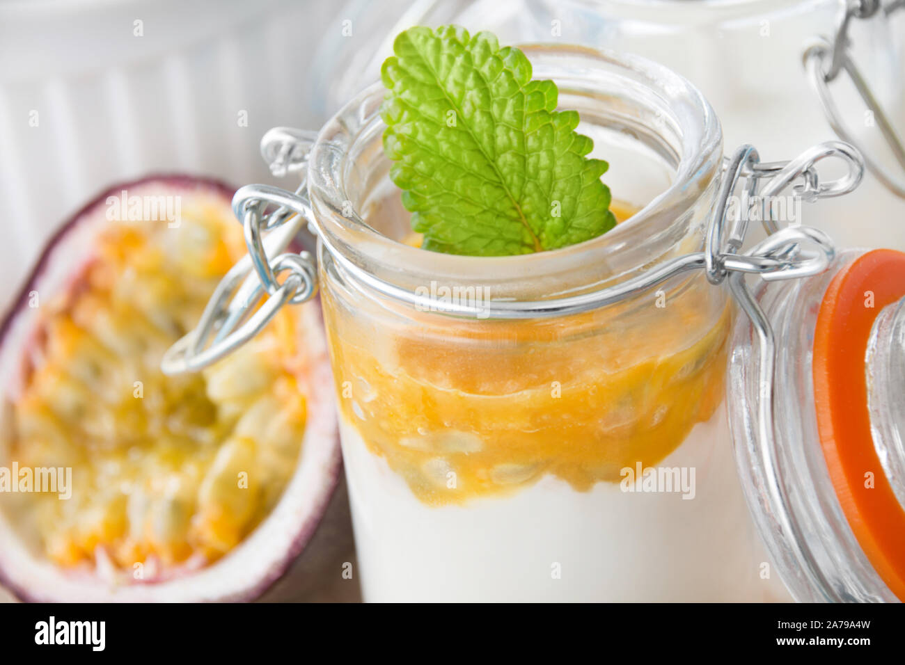 Yaourt aux fruits de la passion Banque de photographies et d’images à