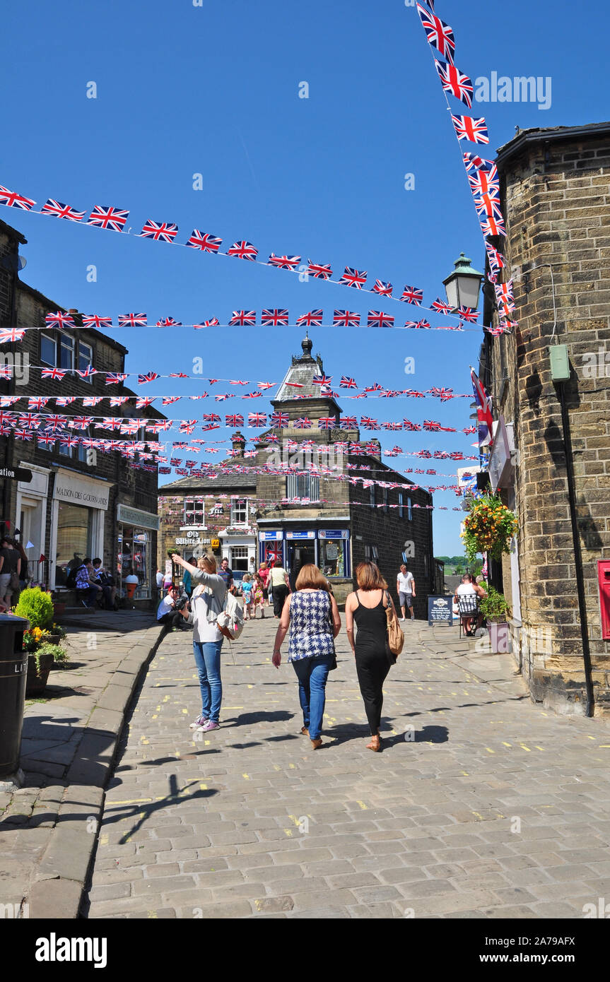Haworth rue principale avec bunting, Bronte Country, Yorkshire Banque D'Images