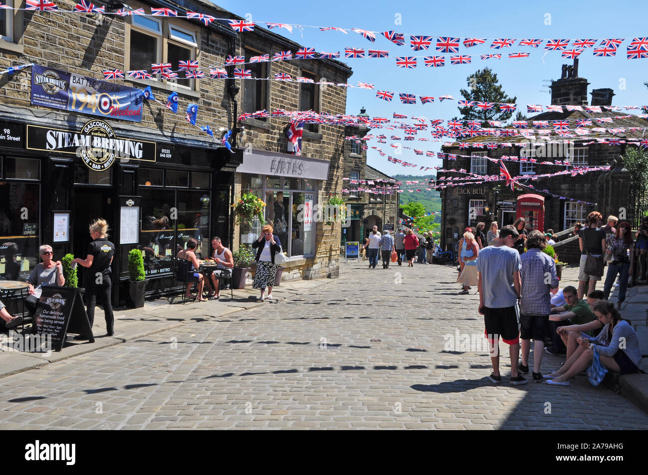 Haworth rue principale avec bunting, Bronte Country, Yorkshire Banque D'Images