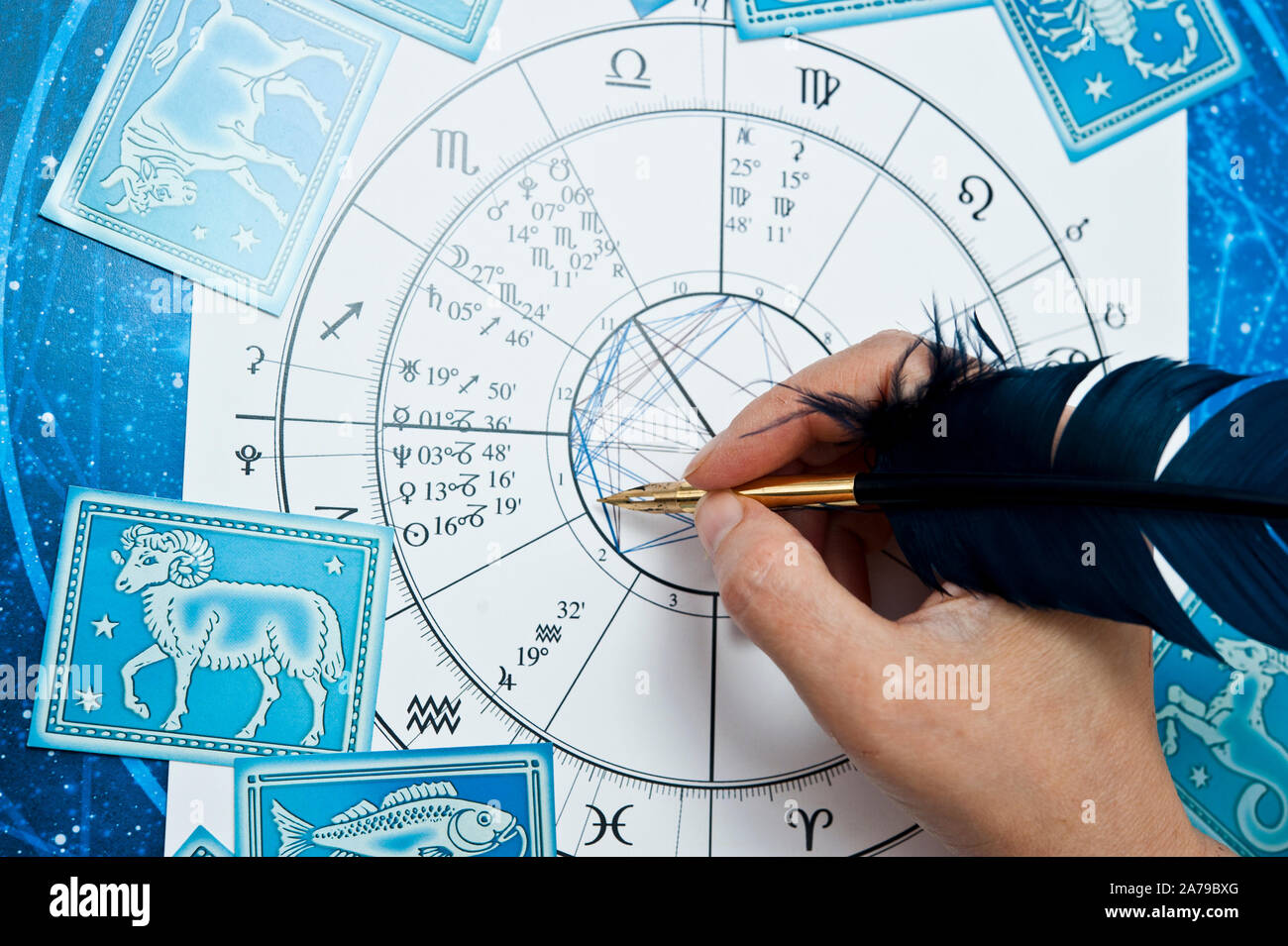Part d'un astrologue de compiler une astrologie graphique avec un stylo plume Banque D'Images