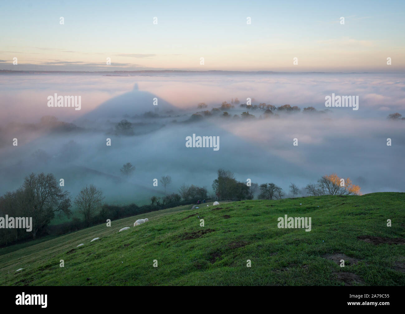 Météo France, Glastonbury, Somerset, Royaume-Uni, 27 décembre 2018. Le brouillard et le coucher du soleil le Tor de Glastonbury. Banque D'Images