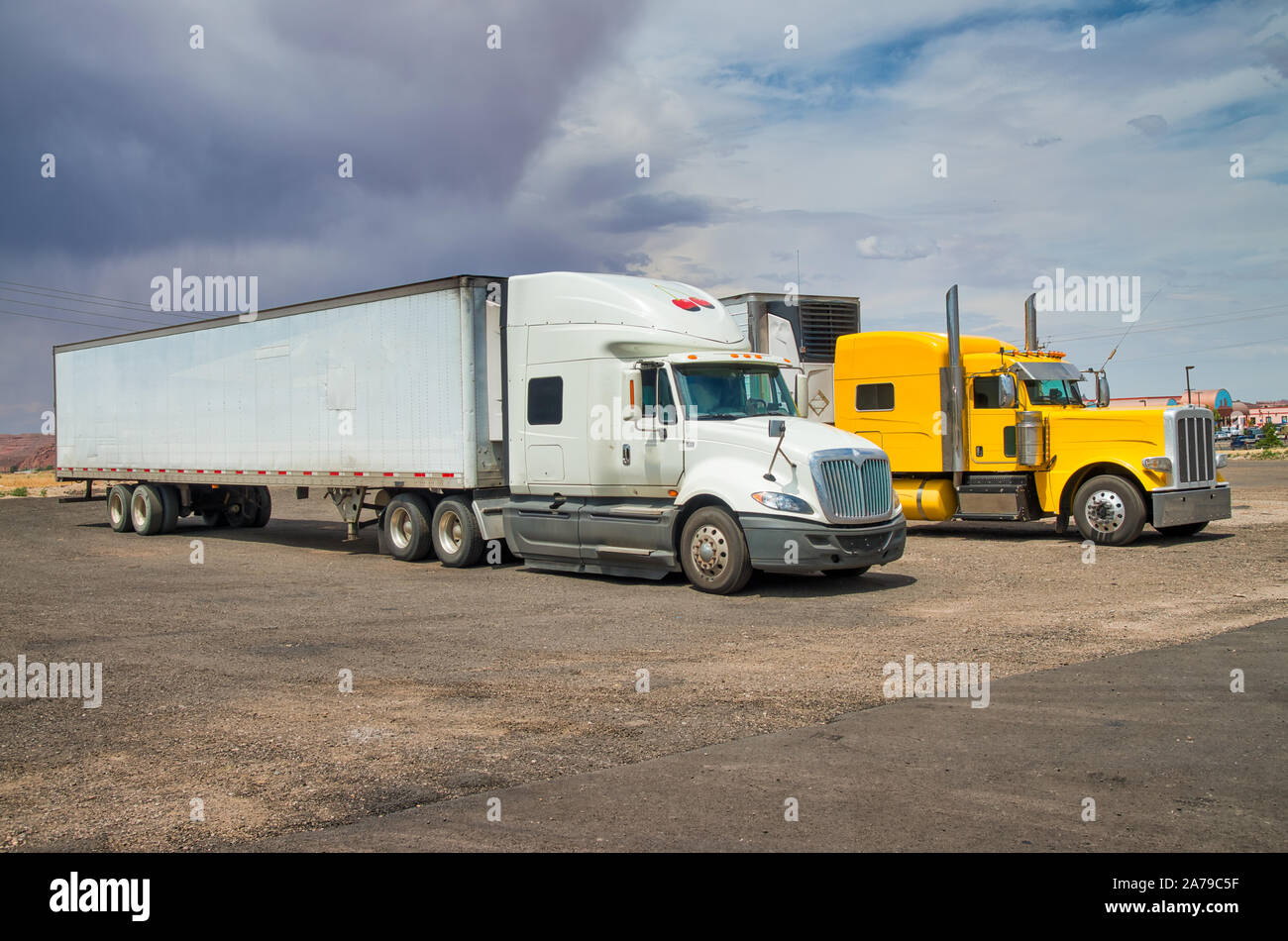 Les gros camions colorés stationné dans la campagne. Vacances, Voyages et vacances Banque D'Images