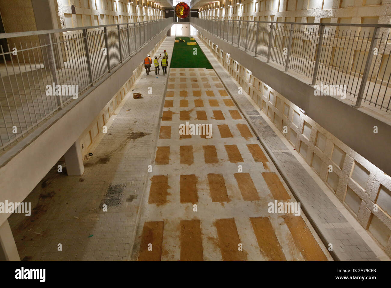 (191031) -- Jérusalem, le 31 octobre 2019 (Xinhua) -- Photo prise le 31 octobre 2019 montre une vue générale d'un nouveau cimetière souterrain à Jérusalem. Après des années de construction, la nécropole souterraine massive a été inauguré récemment, certains offrant 8 000 chambres funéraires à la première étape. (Photo de Gil Cohen Magen/Xinhua) Banque D'Images