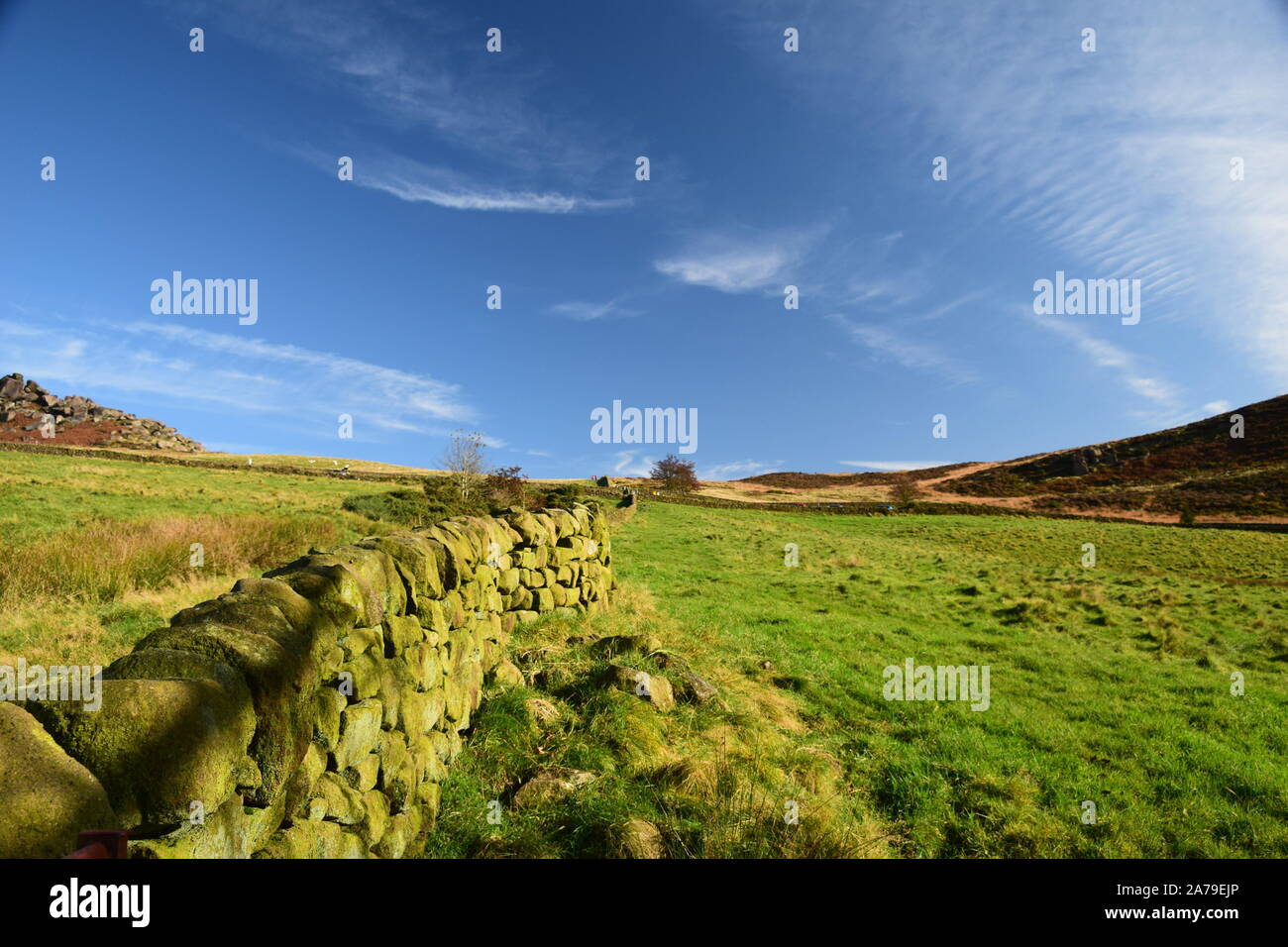 Grand ciel pays au-dessus des rochers de cafards de staffordshire Banque D'Images