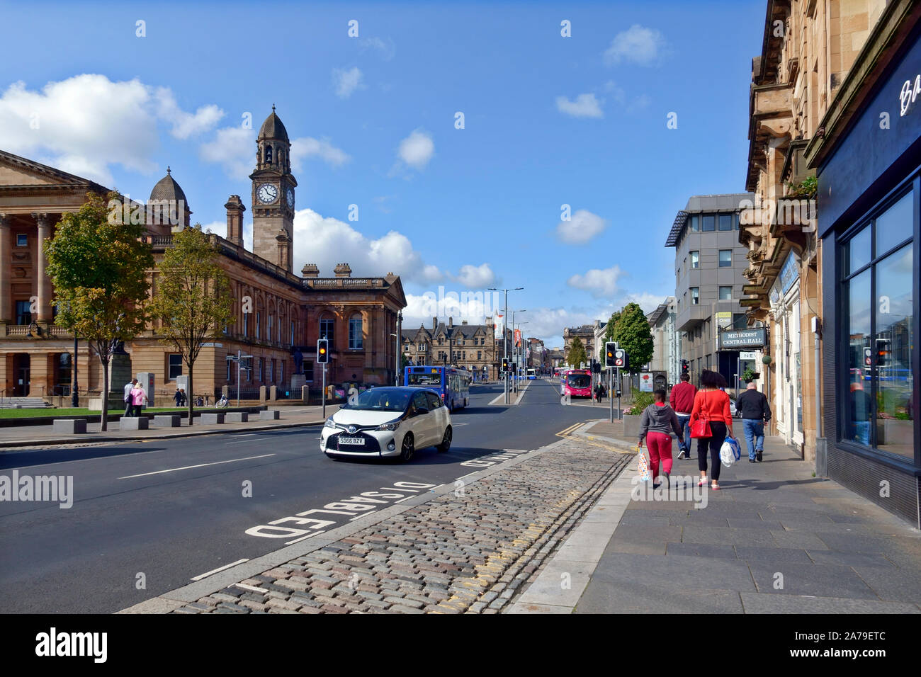 Vue depuis la rue de gaze de Paisley Hôtel de Ville et du centre-ville de Renfrewshire, en Écosse Banque D'Images